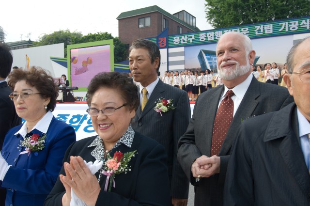 USAG-Yongsan official participates in ground-breaking ceremony