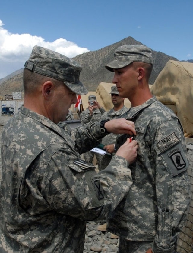 Airborne Soldier Awarded Bronze Star for Valor