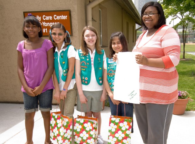 Yongsan Junior Girl Scouts do good deed for expectant mothers