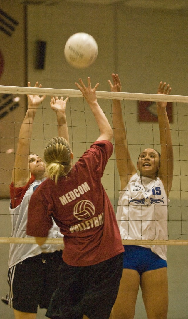 18th MEDCOM women take Yongsan intramural volleyball crown