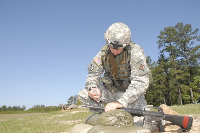 Fort Jackson&#039;s best compete for DSoY - adjust weapon