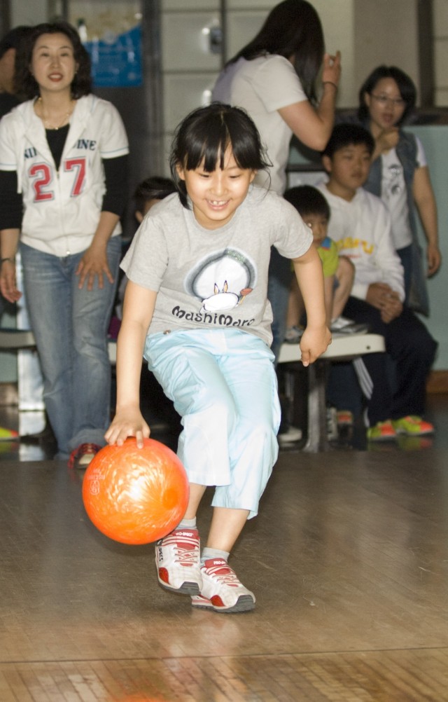 Children, U.S. Soldiers pair up at Yongsan Lanes on Children&#039;s Day