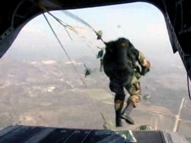 Paratroopers in Operation Iguana Voladora