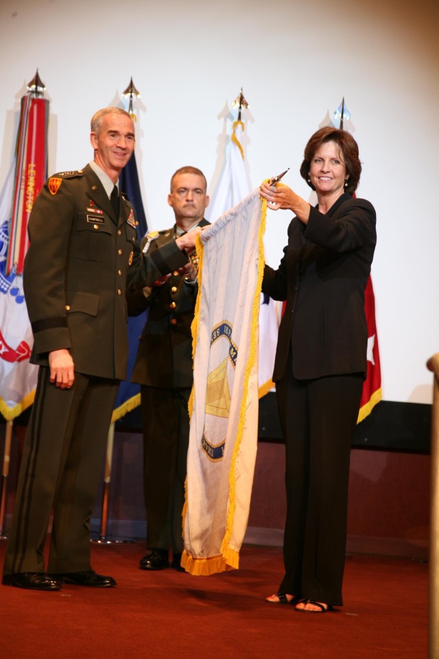 SMDC/ARSTRAT&#039;s Wymer recieves her SES flag