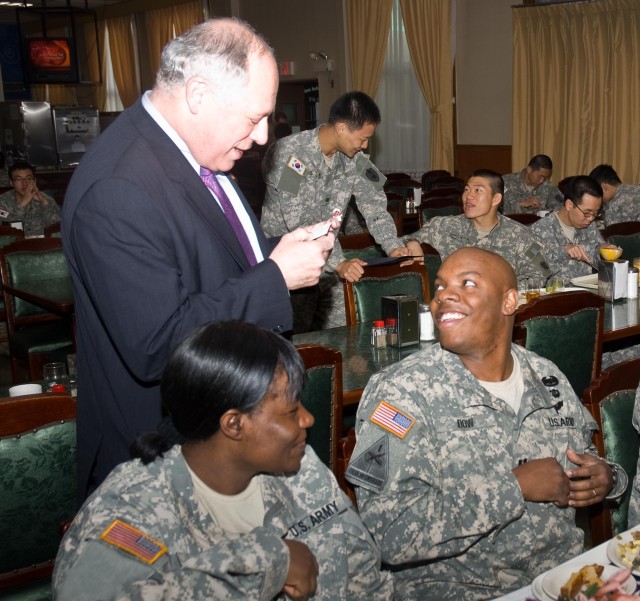 Illinois Lt Gov visits with Yongsan Soldiers