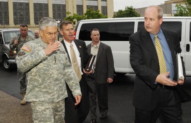 Gen. General George W. Casey, Jr., the U.S. Army Chief of Staff, tours the Army Sustainment Command&#039;s Global Logistics Information Center