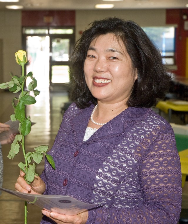 Seoul Elementary officials thank school volunteers