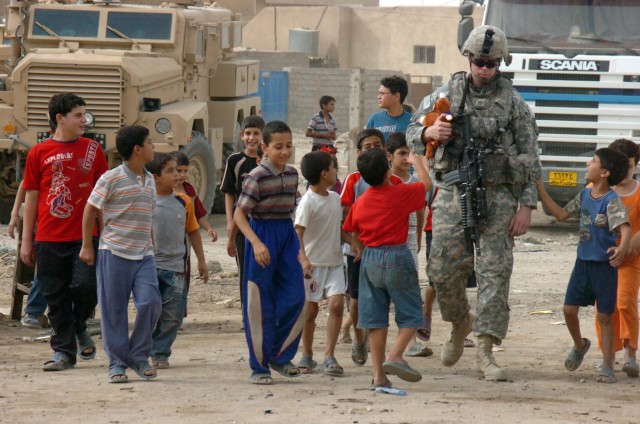 MP Soldiers Build Rapport With Iraqi Citizens
