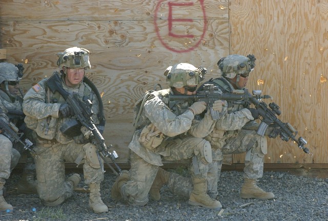 Soldiers train on new Strykers