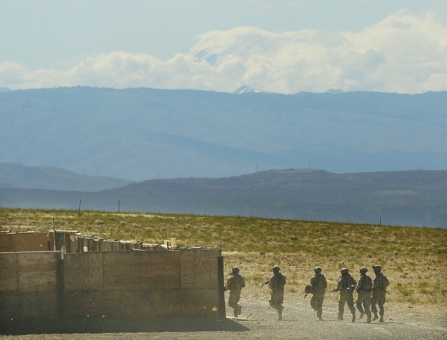 Soldiers train on new Strykers