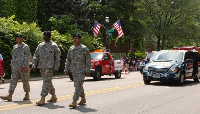 Soldiers help celebrate Independence Day by marching in Evanston&#039;s parade