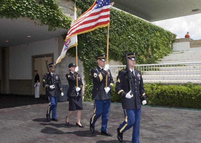 U.S. Army Recruiting Color Guard posts colors at Arlington Park