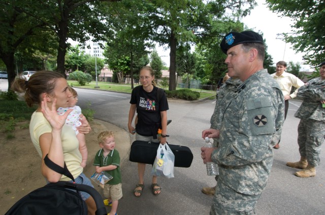 Officials tour Hannam Village