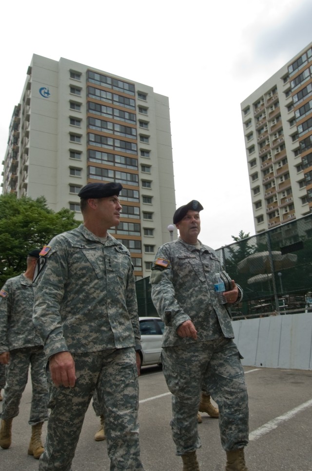 Officials tour Hannam Village