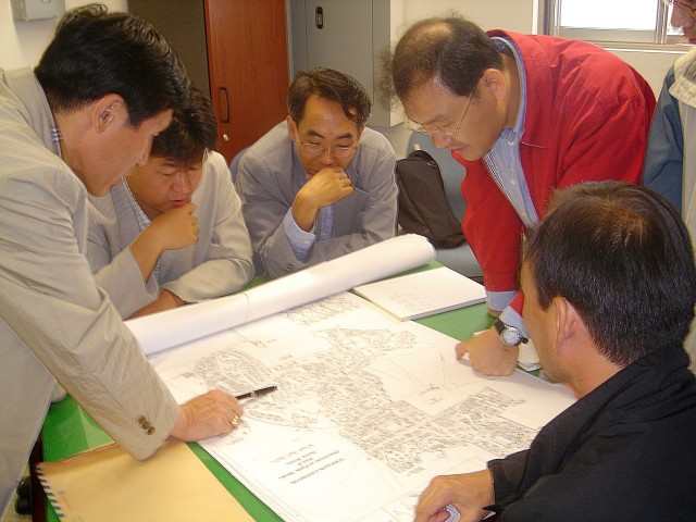 Korean historians survey Yongsan