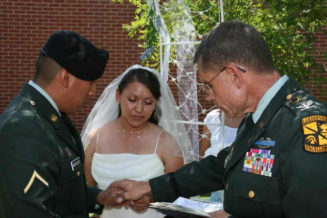 301st Military Intelligence Bn. makes wedding day memorable