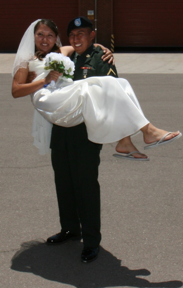 301st Military Intelligence Bn. makes wedding day memorable