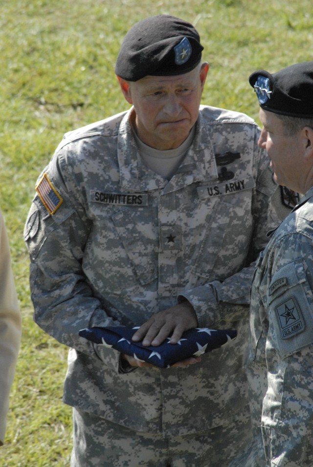 Post celebrates new commander&#039;s arrival - Schwitters retirement