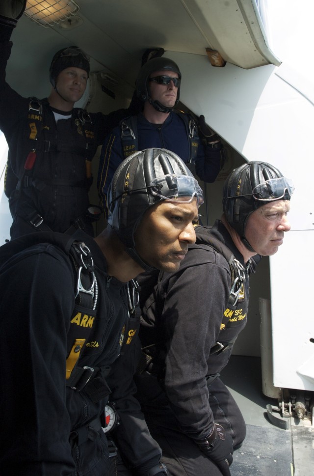 Golden Knights help celebrate 50th Chicago Air and Water Show