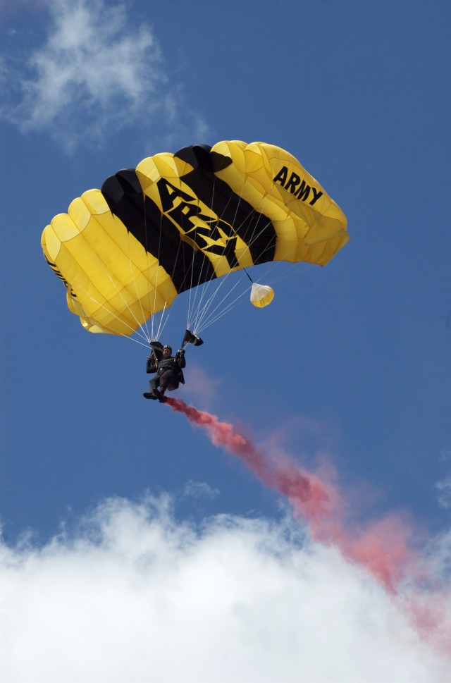 SFC Harold Meyers jumps into 50th Chicago Air and Water Show