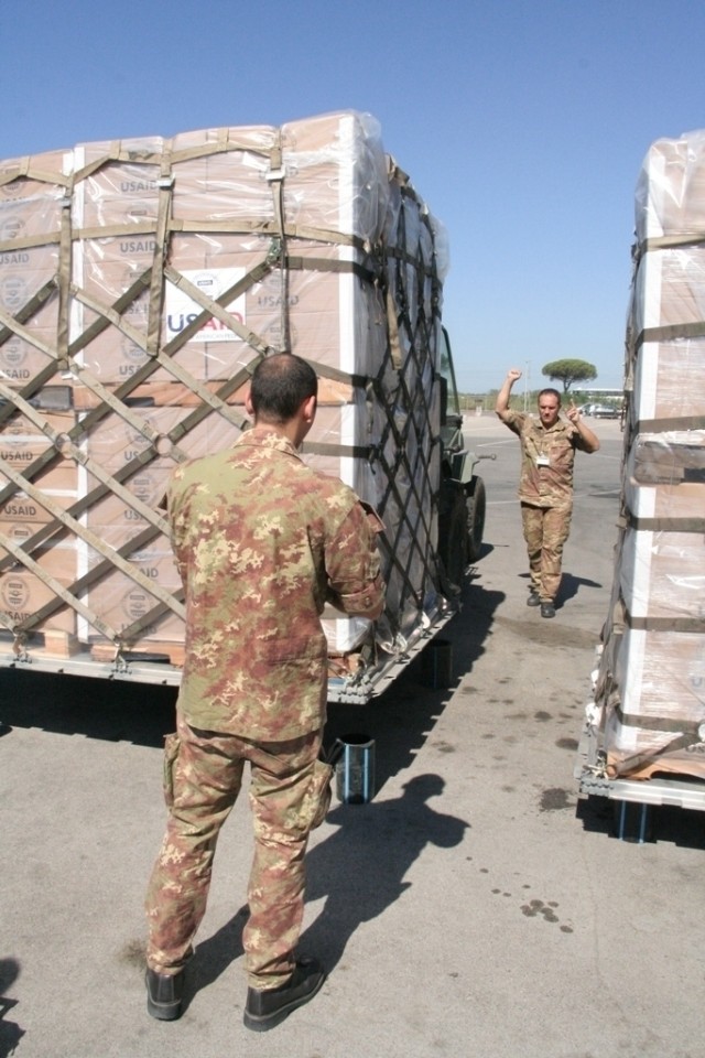Italian 46th Air Brigade helps load aid for Georgia