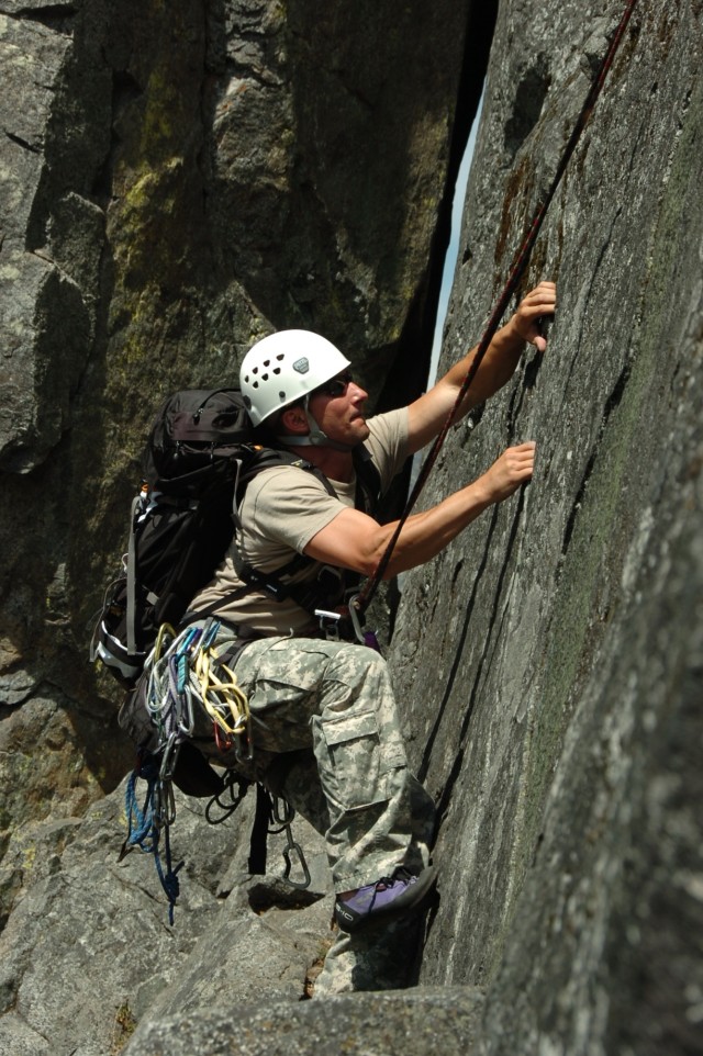 1SFG Green Beret climbs Castle Rock