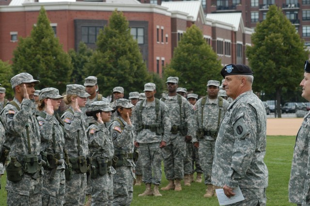 Gen. Wallace Visits University of Illinois- Chicago