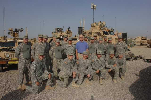 Secretary Geren poses with National Guard Soldiers