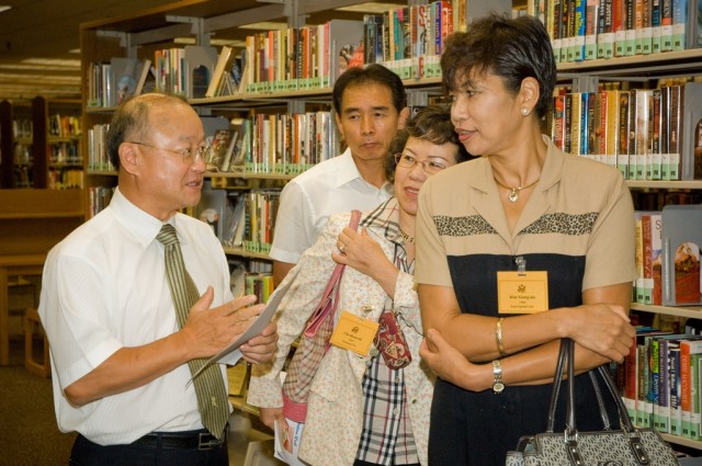 Korean librarians visit Yongsan Library