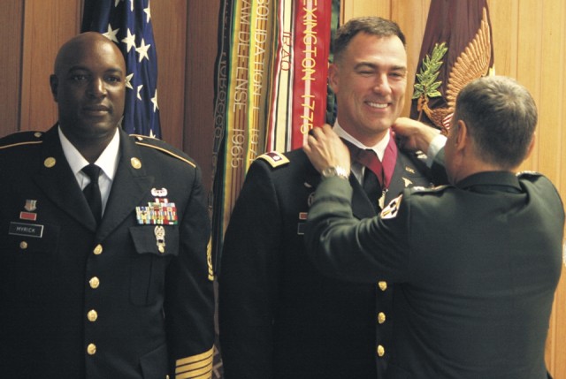Soldiers Receive Medals