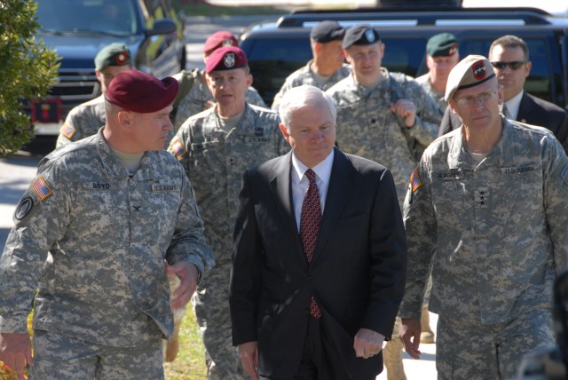 SECDEF speaks with USASOC, 4th POG commanders