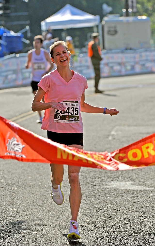 U.S. Army daughter Cate Fenster wins open women&#039;s division of 33rd Marine Corps Marathon