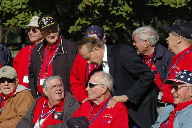 Dole meets with WWII vets on RMHF trip