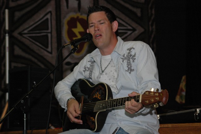 Country star entertains at Tropics