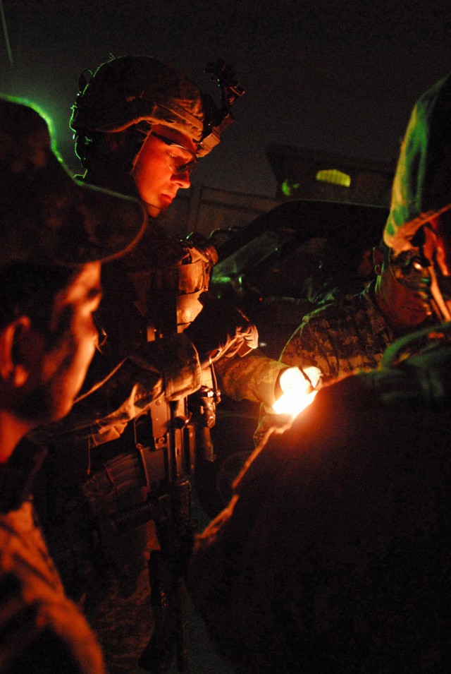 Soldiers Help Iraqi Neighborhood Councils Step Up