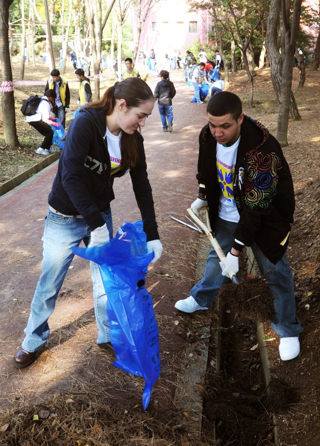 Humphreys volunteers Make a Difference at Pyeongtaek city park