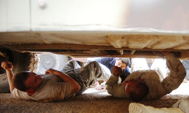 MECHANICS HELPS IRAQIS GAIN TECHNICAL SAVVY
