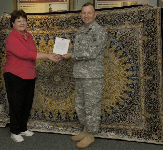 Mixon presents rug to Tropic Lightning Museum