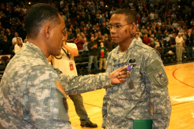 Soldier Recognized during the Chicago Bulls Veterans Day Game