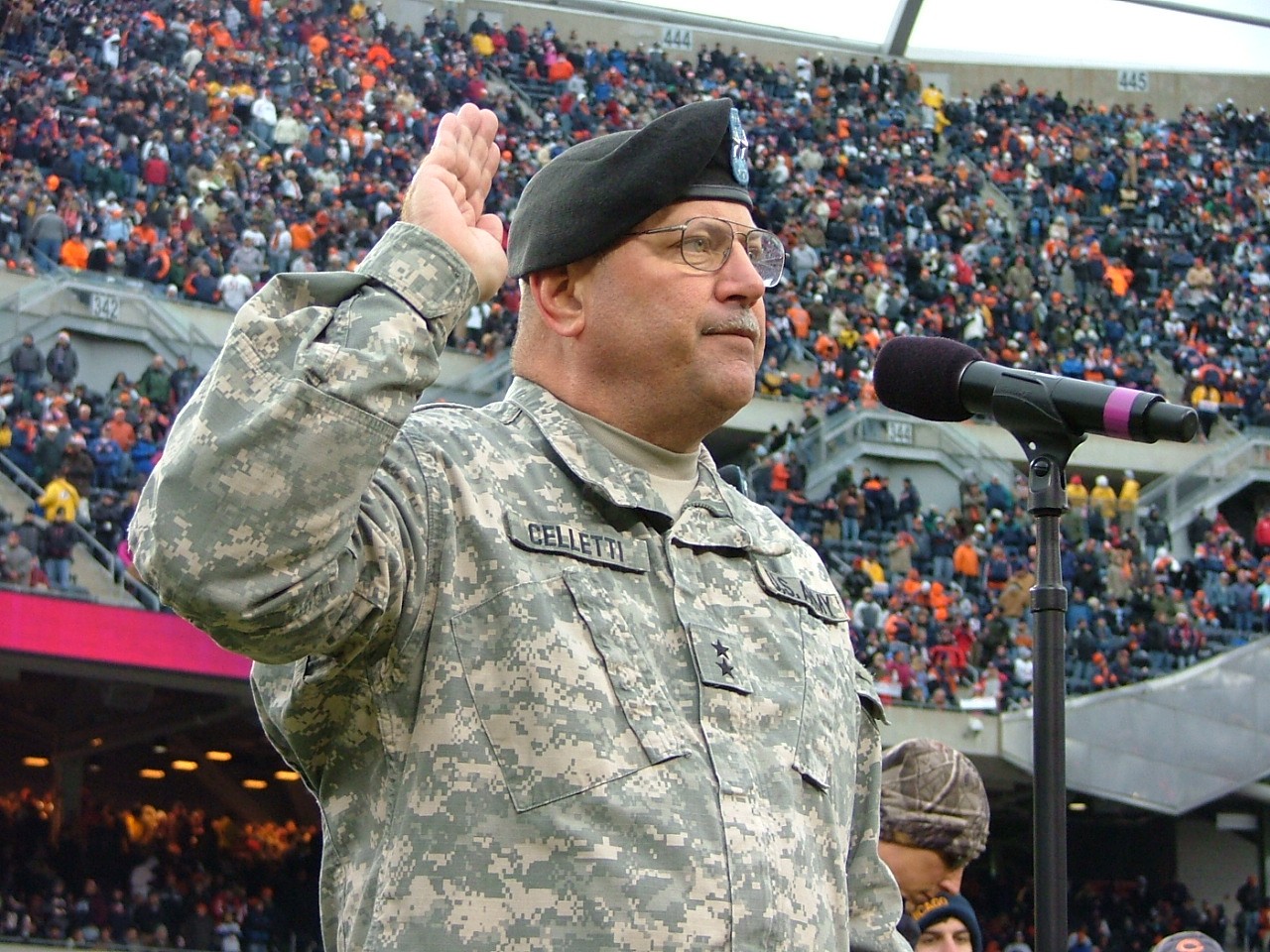 Military service members honored during Chicago bears game…