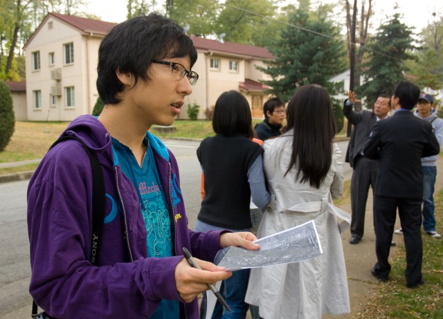 Koreans study Yongsan architecture