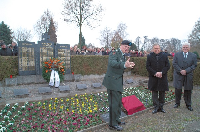 Citizens of German town honor American Soldiers who died there during closing days of World War II