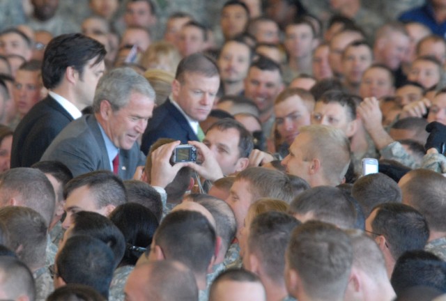 President shakes hands with Fort Campbell Soldiers