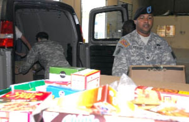 Soldiers help feed those in need