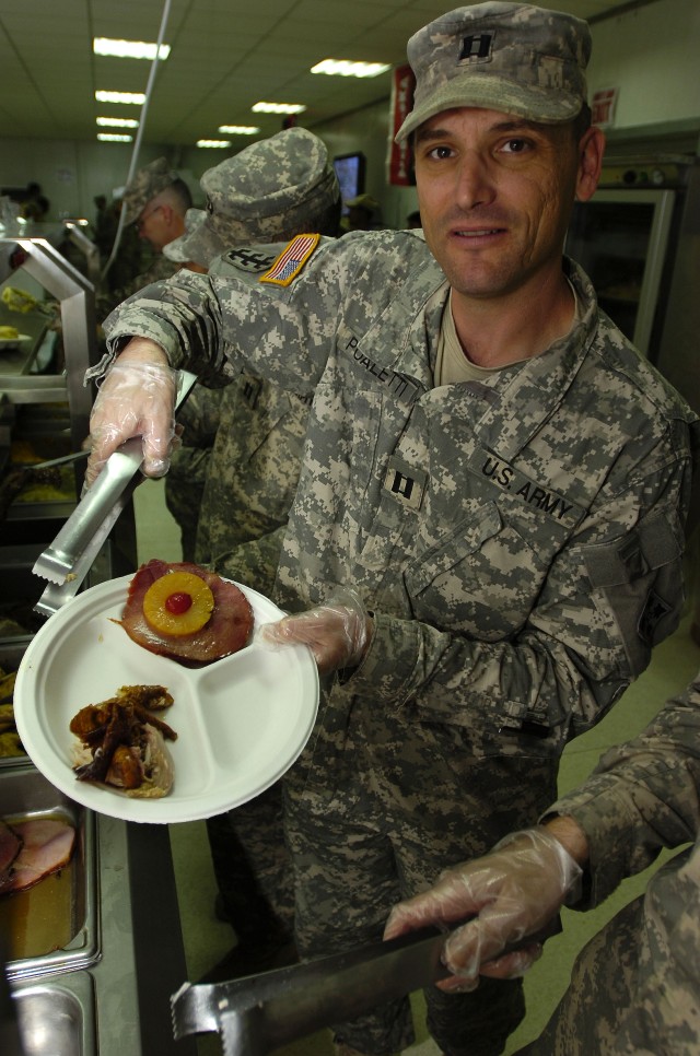 Soldiers enjoy Thanksgiving
