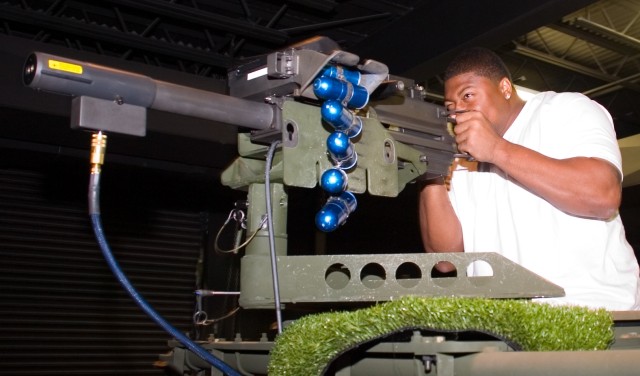 Dallas Cowboy visits Fort Bliss