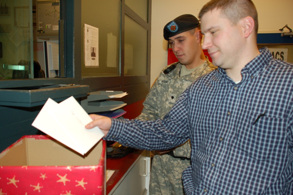 'Mail Call' spreads holiday cheer Article The United States Army