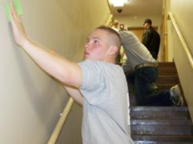 Soldiers fix up Manhattan shelter for the holidays 