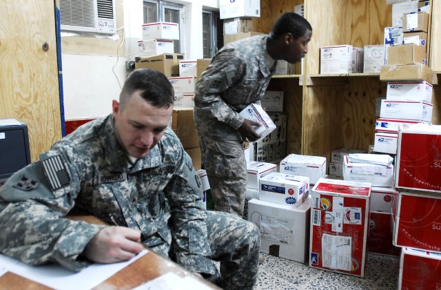 Mail Team Keeps Holiday Season Morale High in Iraq