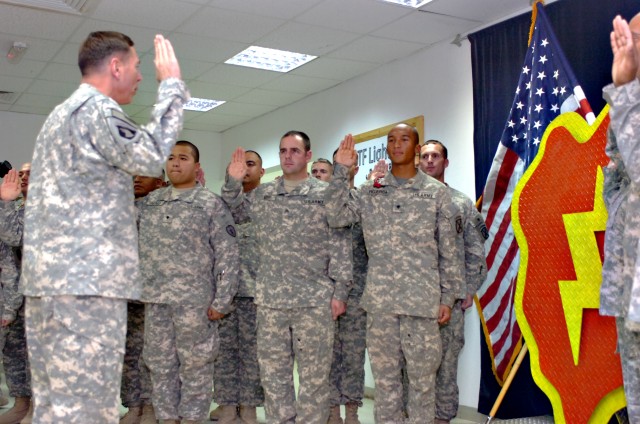 Petraeus presides over reenlistment ceremony